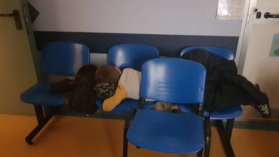 Niente letti in pediatria, bimbo malato dorme sulle sedie
