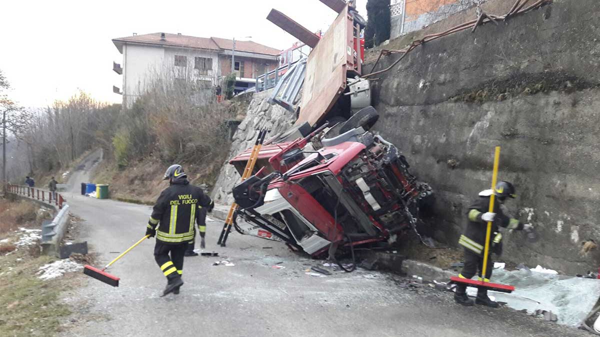 Eurocargo fuori strada a Pratiglione, autista elitrasportato | Foto e Video