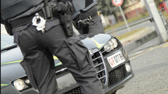 Donna ricattata dall’amante e i suoi amici: paga 3 milioni di euro