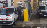 Ruba cellulare mentre l'automobilista fa benzina | Video