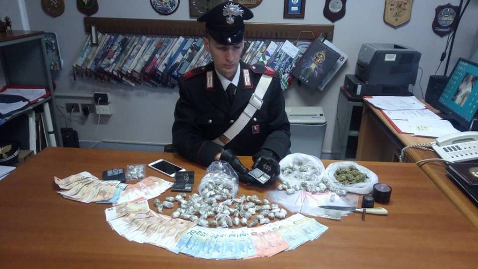 Vendono abiti e zaini rubati al mercato, quattro arresti