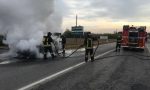 Mentre guida la sua auto prende fuoco