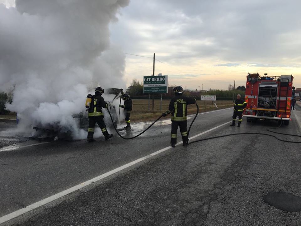 Mentre guida la sua auto prende fuoco