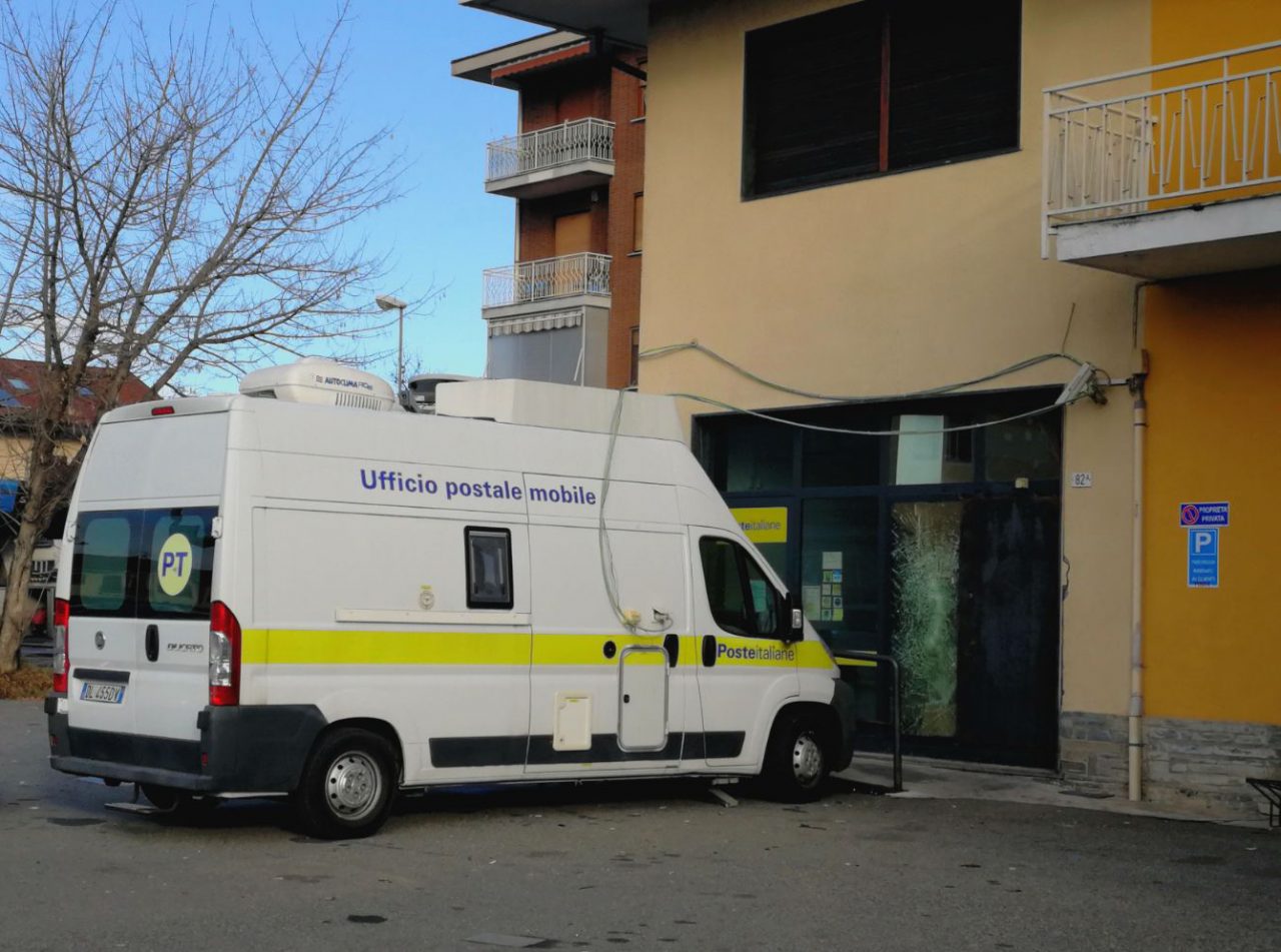 Poste distrutte ecco ufficio mobile a Mappano