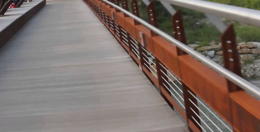 Ponte passerella scivoloso a Ivrea