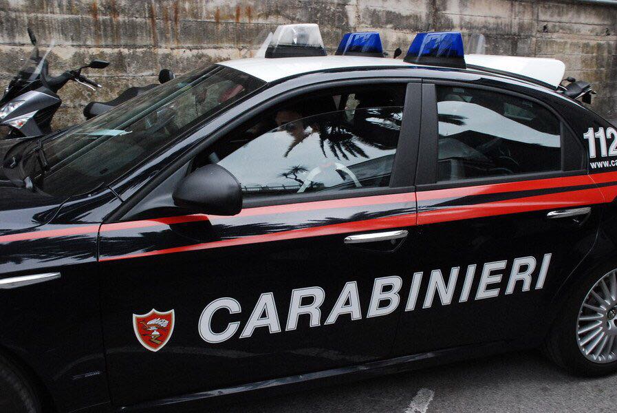 I carabinieri gli salvano la vita, poi lo arrestano