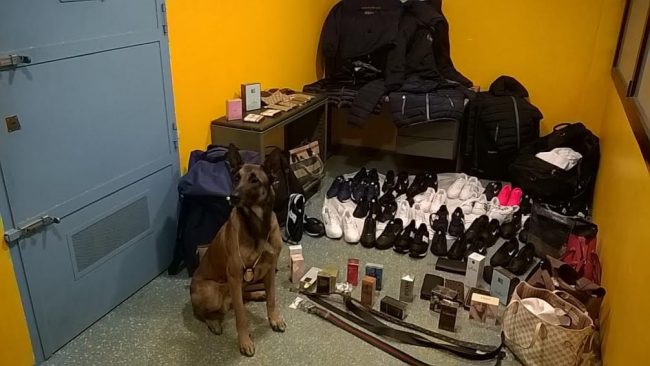 Falso abbigliamento griffato sequestrato al mercato Vigliani a Torino
