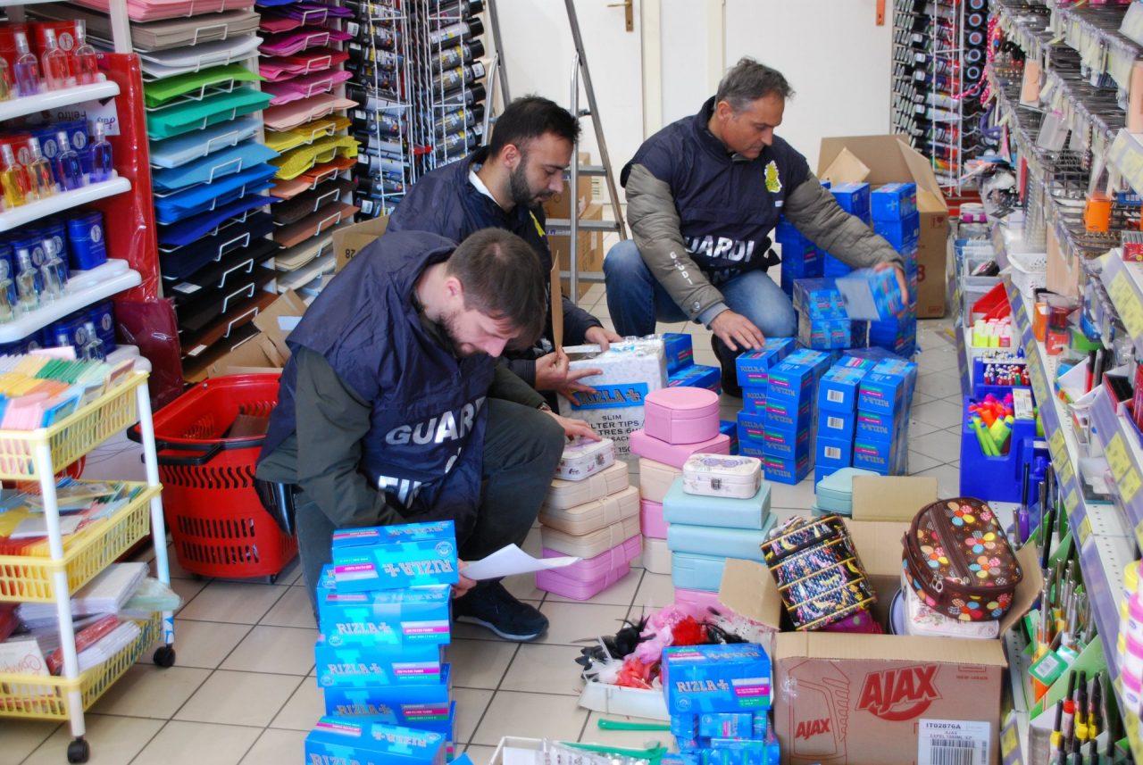 Sequestrati prodotti da fumo ad Avigliana