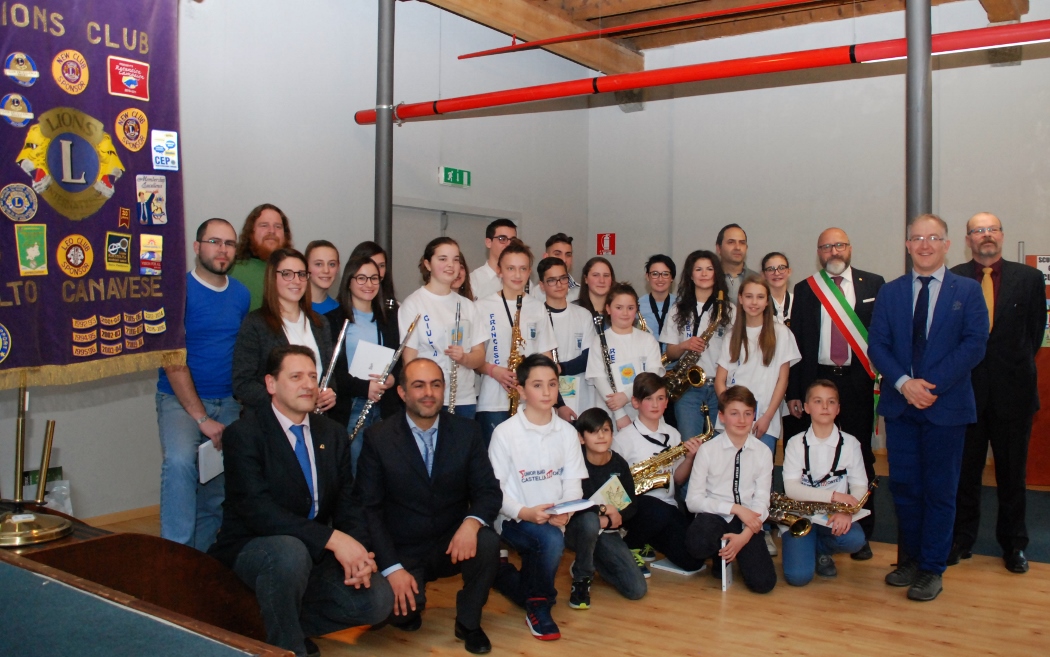 Poster per la pace standing ovation alla banda giovanile