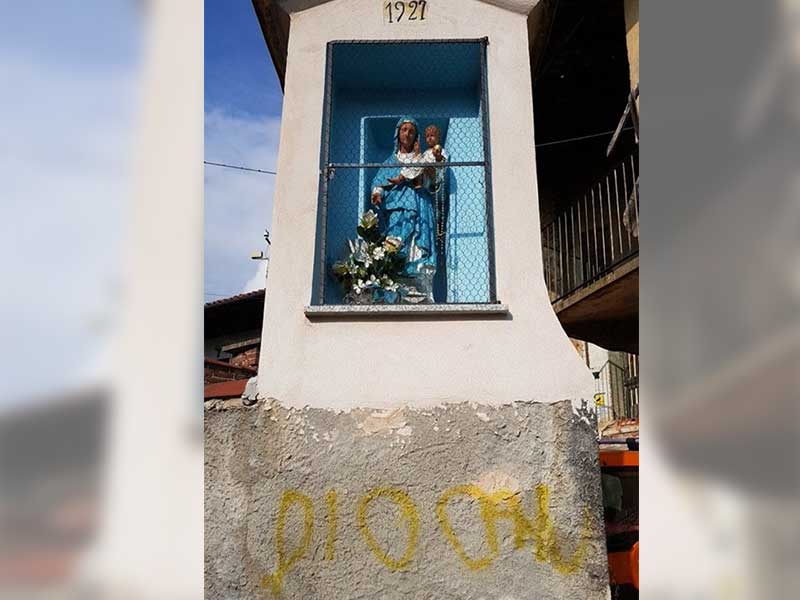 Vandali imbrattano pilone votivo ad Agliè