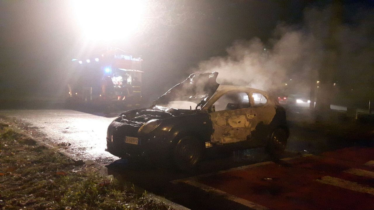Auto in fiamme a Ciriè