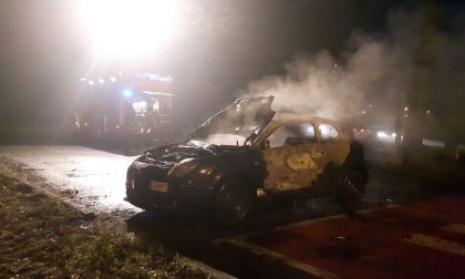 Auto in fiamme a Ciriè