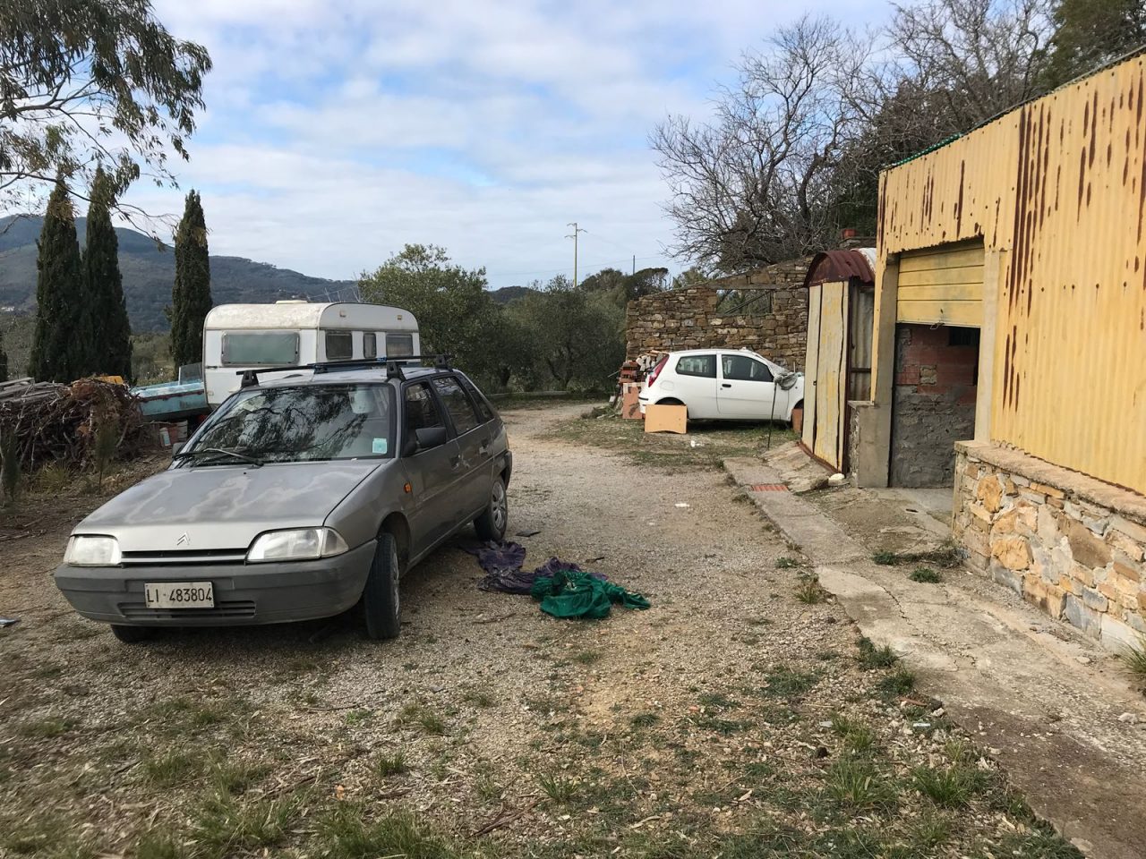 Trovato morto nell’auto dopo quattro mesi