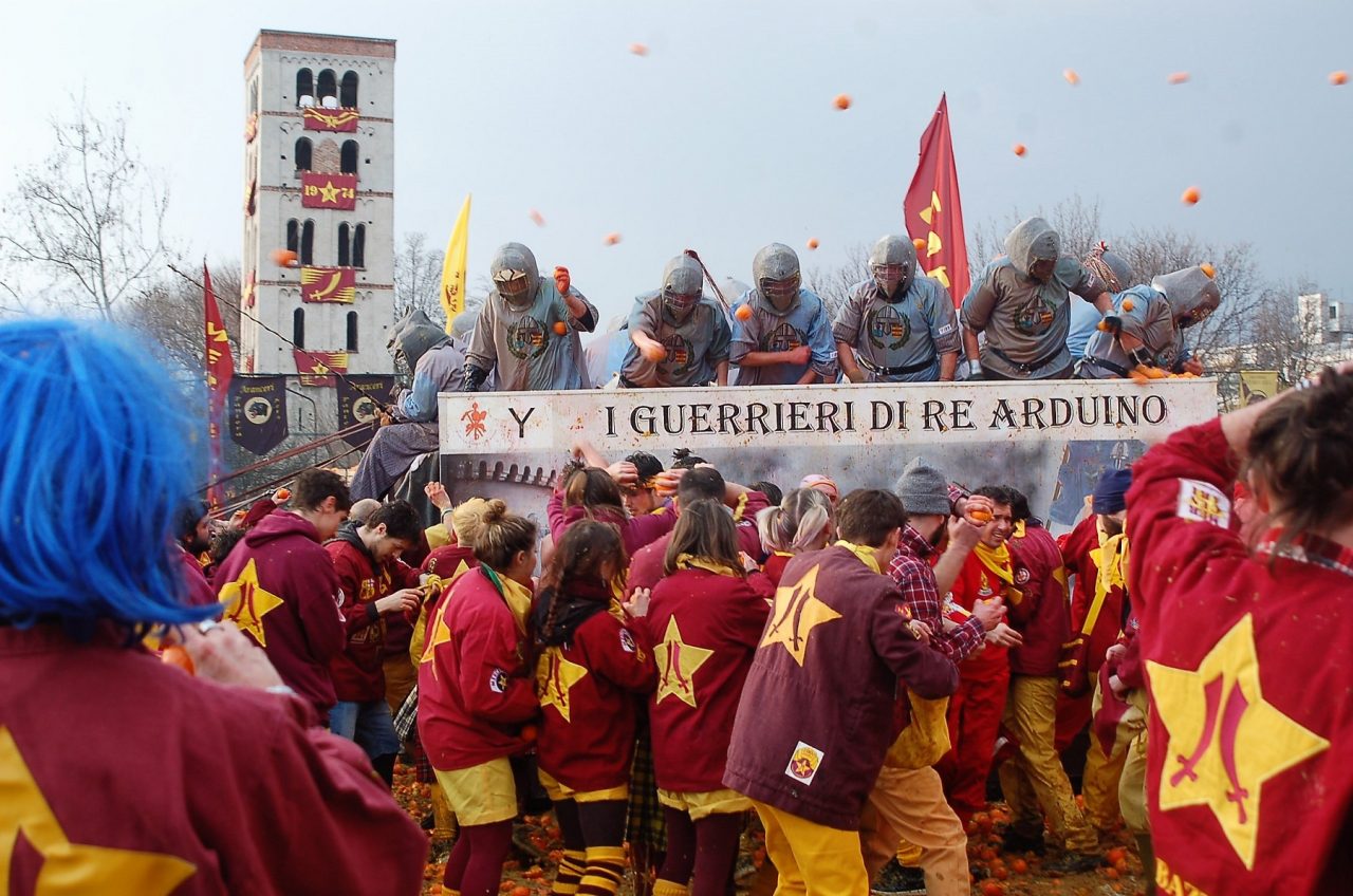 Ivrea Battaglia delle arance il primo giorno di tiro nelle piazze (GALLERY)