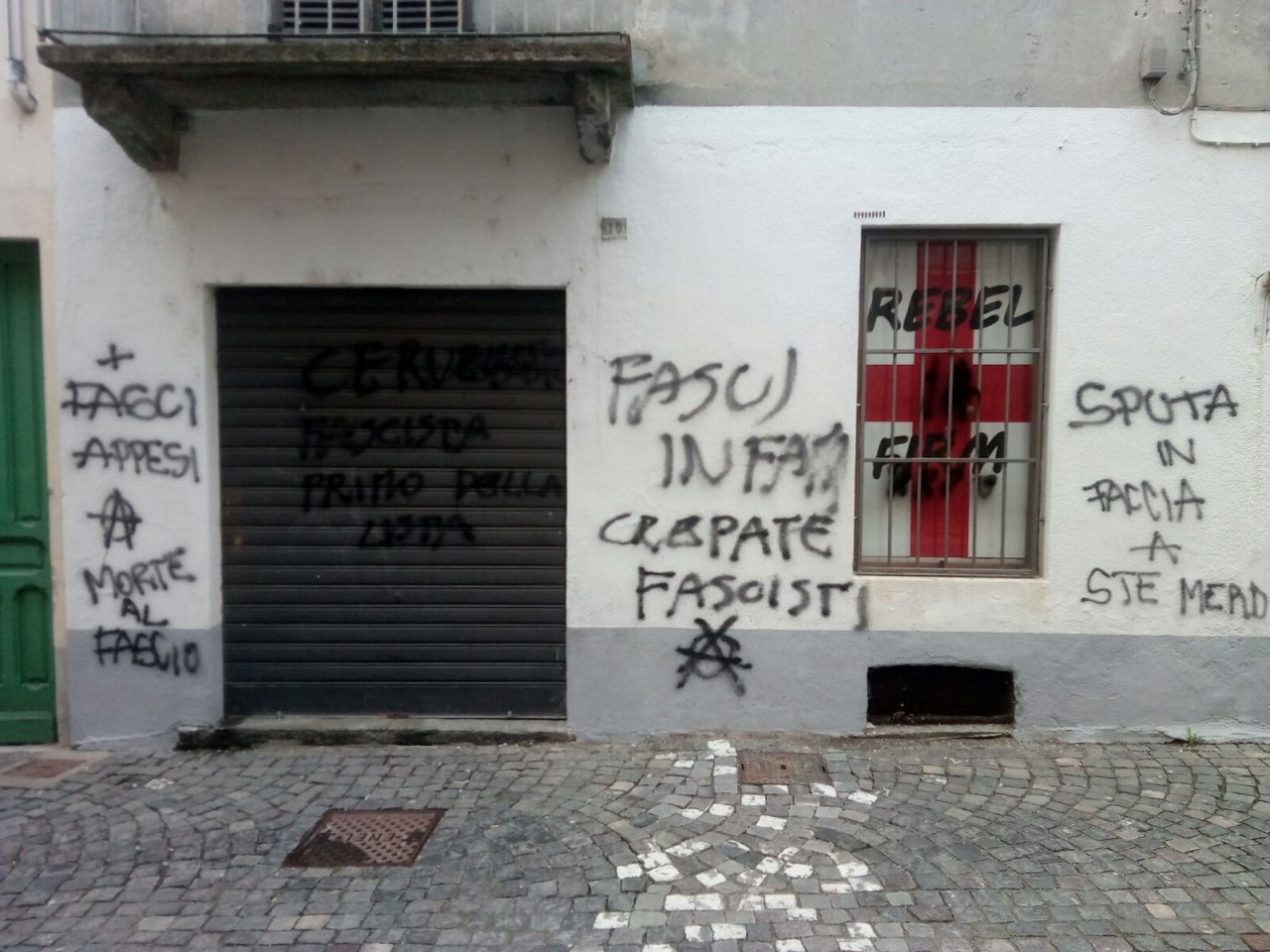 Sede Rebel Firm imbrattata nella notte (GALLERY)