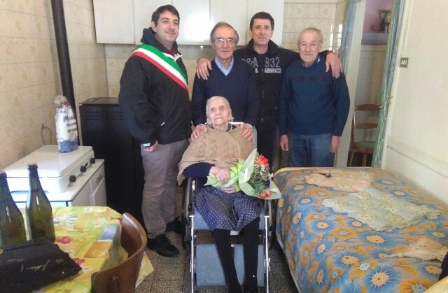 Nonna Anna compie 103 anni festeggiata a Montalenghe