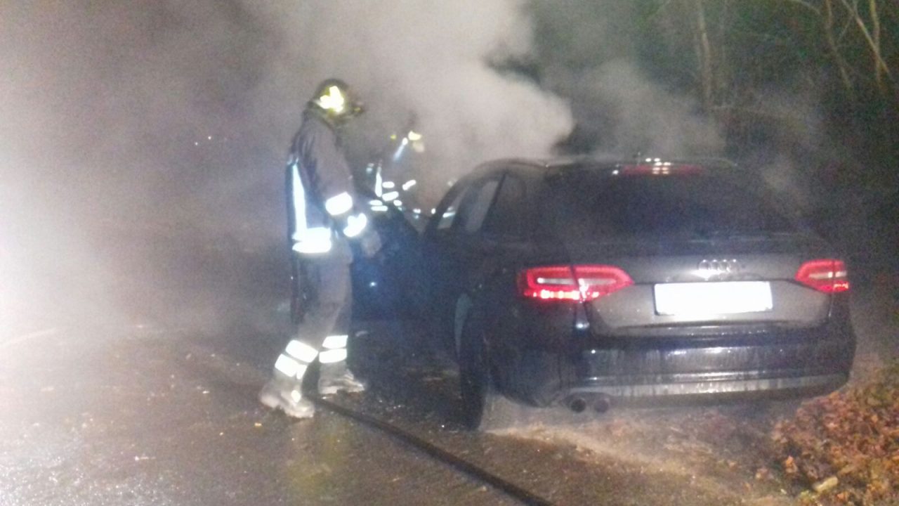 Auto a fuoco a Leini automobilista illeso