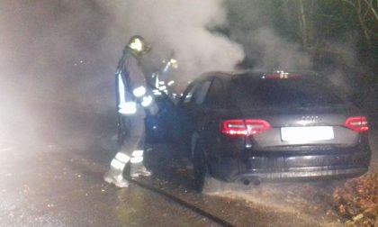 Auto a fuoco a Leini automobilista illeso