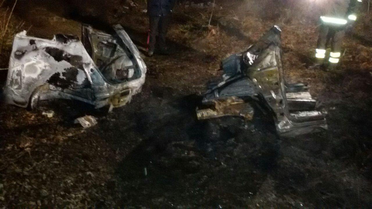 Pezzi di auto a fuoco nei boschi di Ozegna