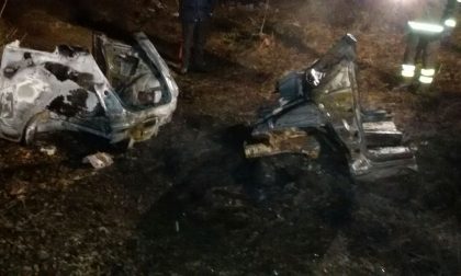 Pezzi di auto a fuoco nei boschi di Ozegna