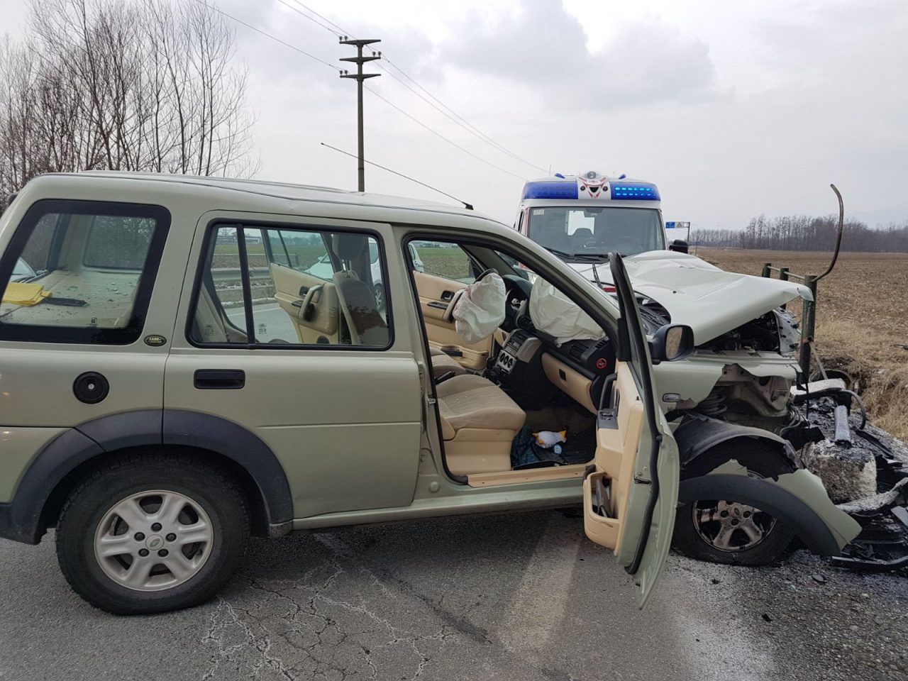 Auto contro muro sulla Provinciale a Ozegna