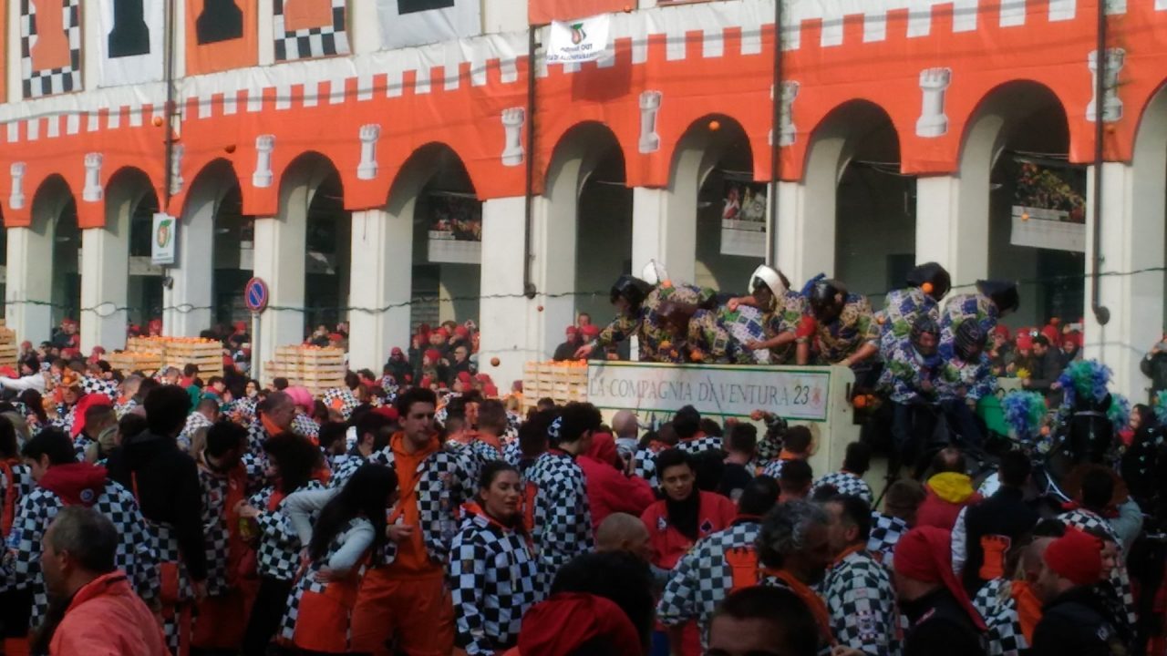 Carnevale 50mila persone a Ivrea per la Battaglia