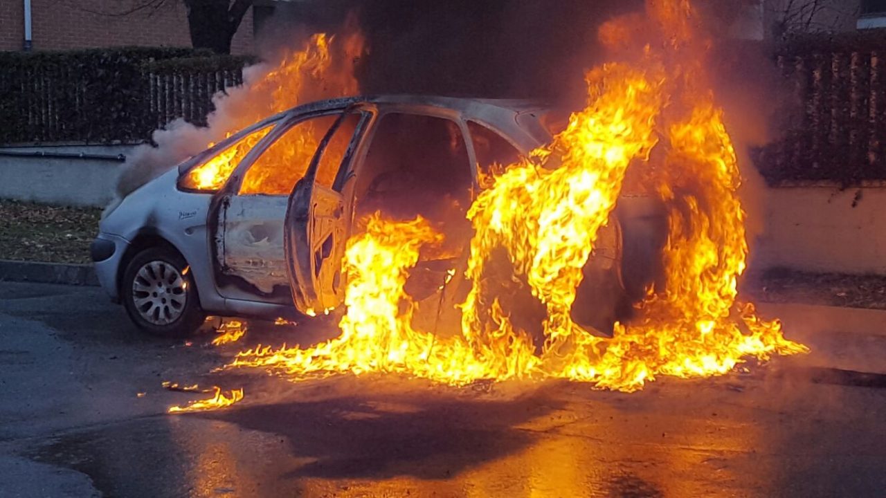Macchina a fuoco in via Bicocca a Rivarolo