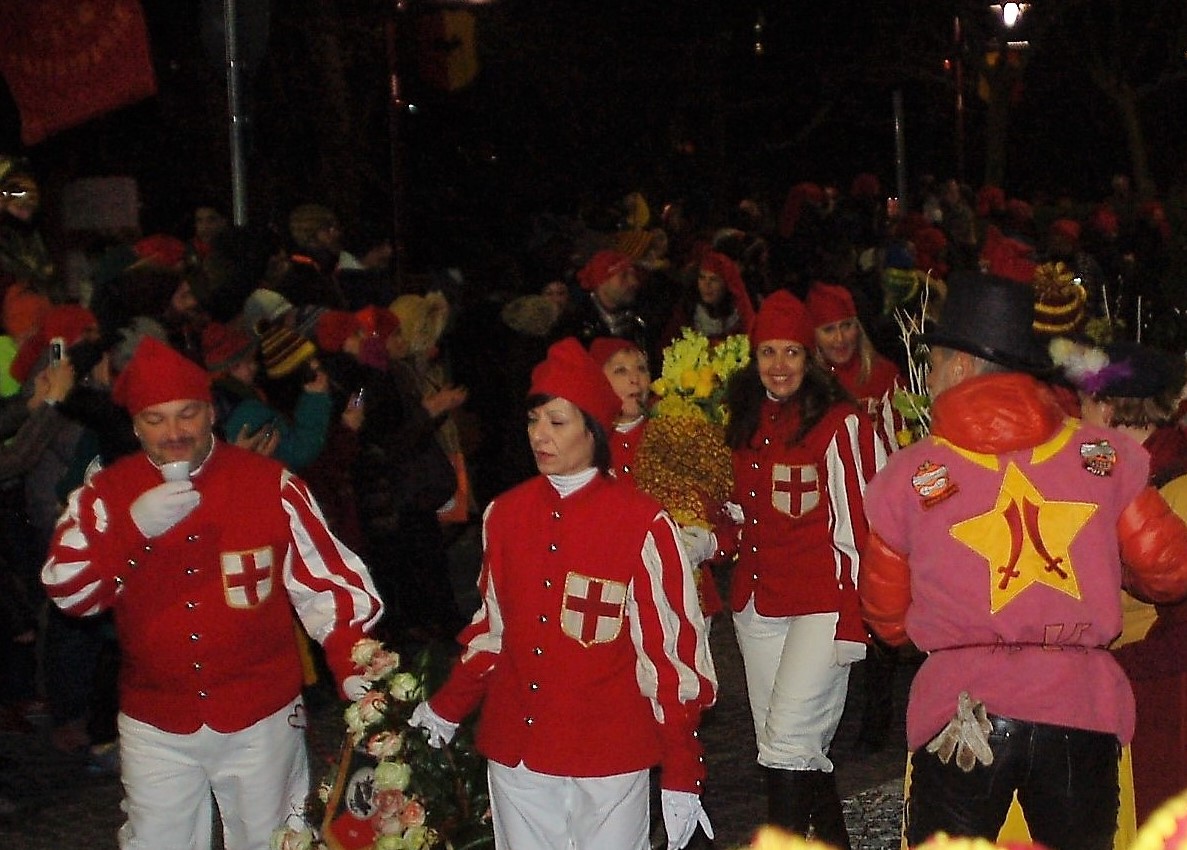 Sabato sera esordio della sfilata contingentata al Carnevale di Ivrea (VIDEO)