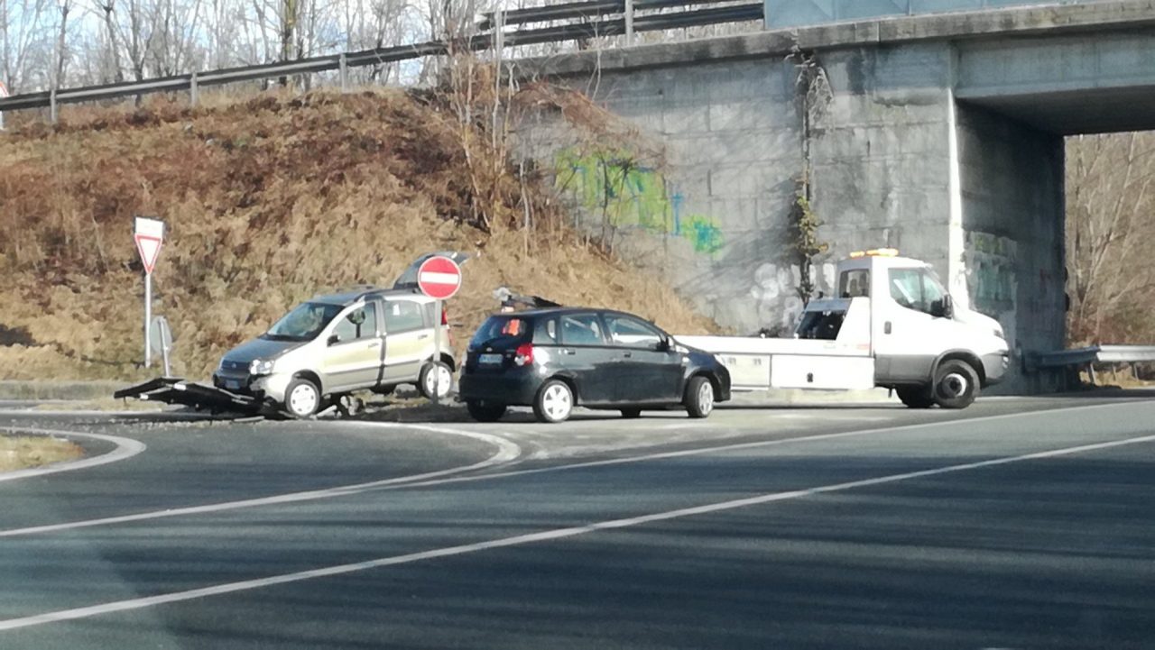 Auto contro cartelli allo svincolo per Baldissero