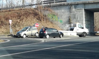 Auto contro cartelli allo svincolo per Baldissero