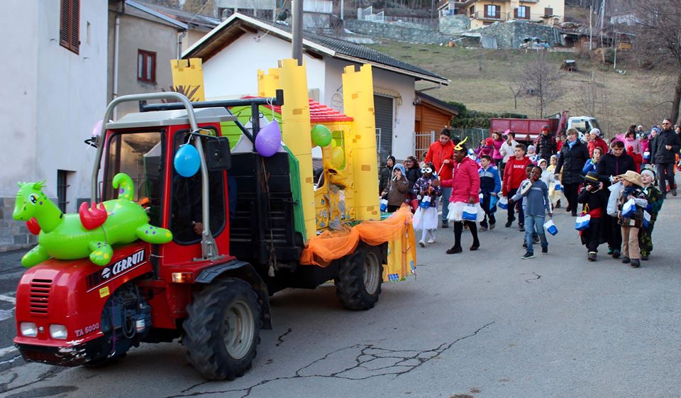 Giovani mamme impegnate per il Carnevale