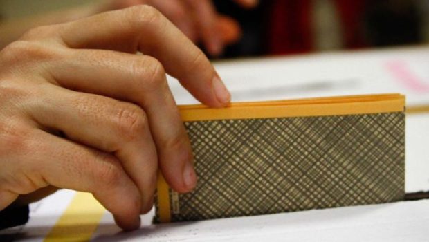Le scuole restano aperte: a Ivrea si studia per spostare i seggi elettorali
