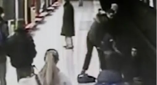 Bimbo salvato sui binari della metro | Video