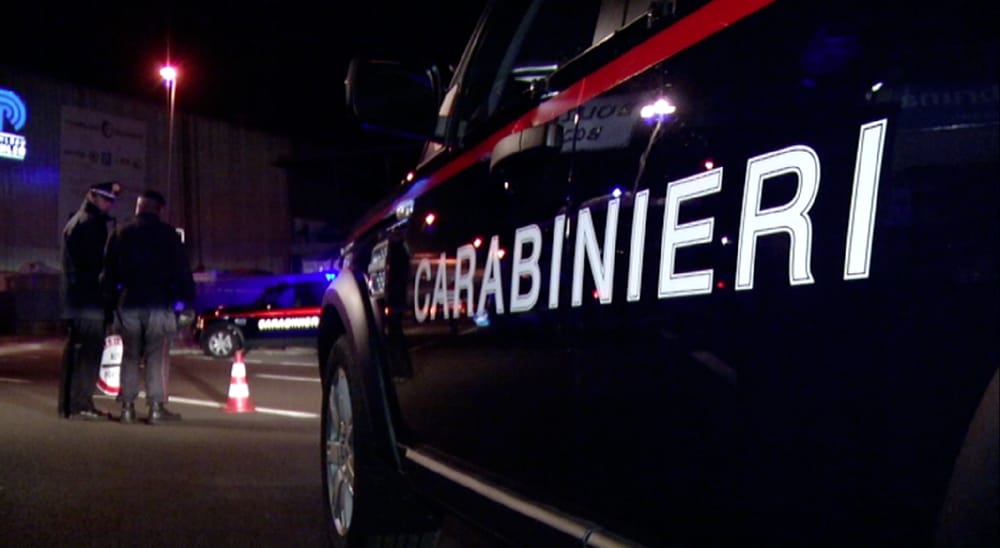Uomo di 42 anni picchiato da ragazzi alla fermata dell’autobus
