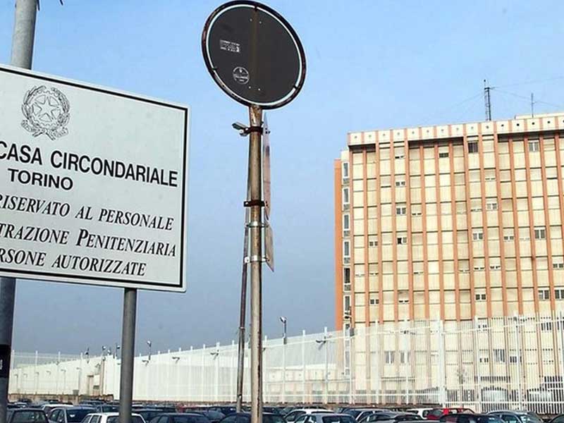Detenuto aggredisce due poliziotti in carcere