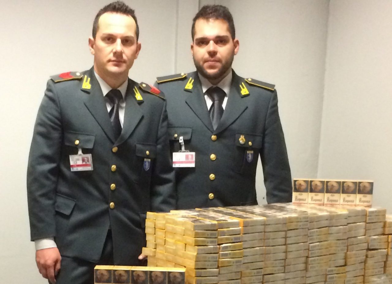 Atterra con  30 chili di  sigarette: denunciato