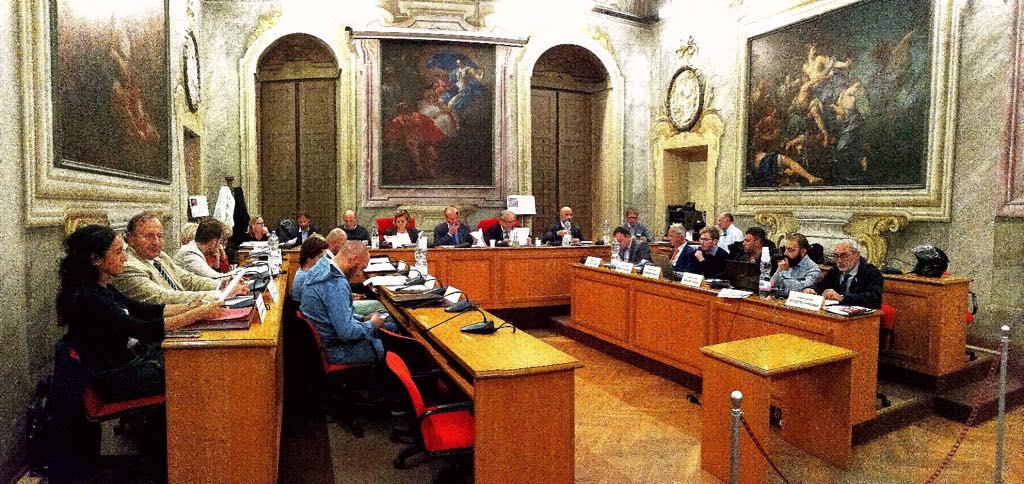 Il sindaco li sgrida, i consiglieri seccati abbandonano l’aula