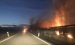 Fiamme all'accampamento: carabinieri e vigili del fuoco al lavoro