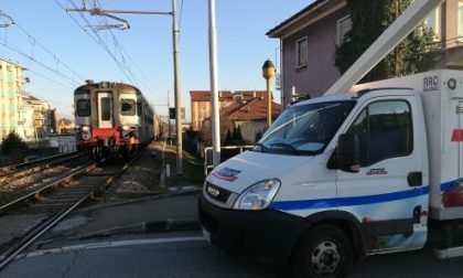 Furgone blocca passaggio a livello mentre arriva il treno