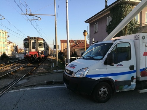 Furgone blocca passaggio a livello mentre arriva il treno