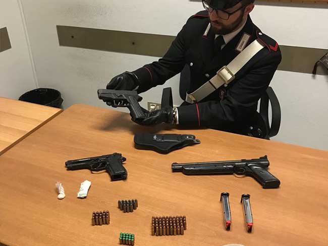 Arrestato imprenditore per possesso di armi e droga