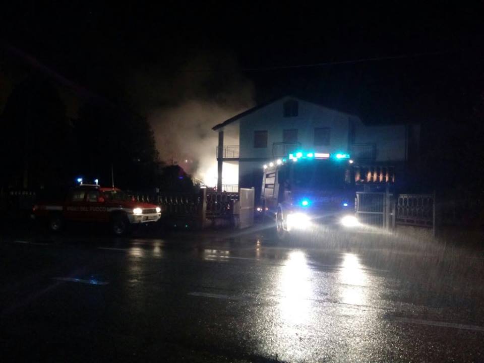 A fuoco deposito di legna a Cafasse