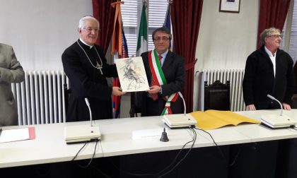 Vescovo di Ivrea a Castellamonte per un incontro con gli amministratori