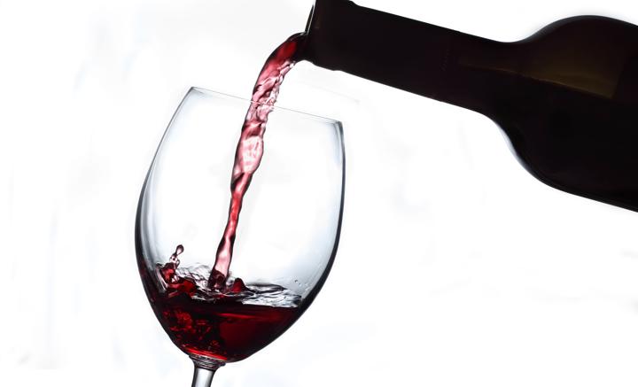 Veleno nel vino del marito, donna denunciata