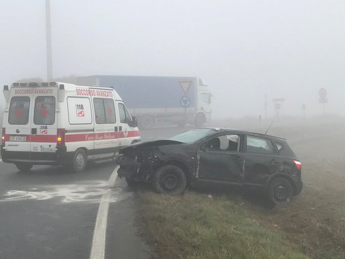 Auto fuori strada a Volpiano, ferita la donna al volante