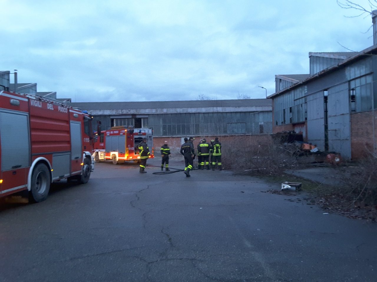 Leini incendio in via Torino, pompieri in azione