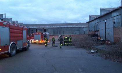 Leini incendio in via Torino, pompieri in azione