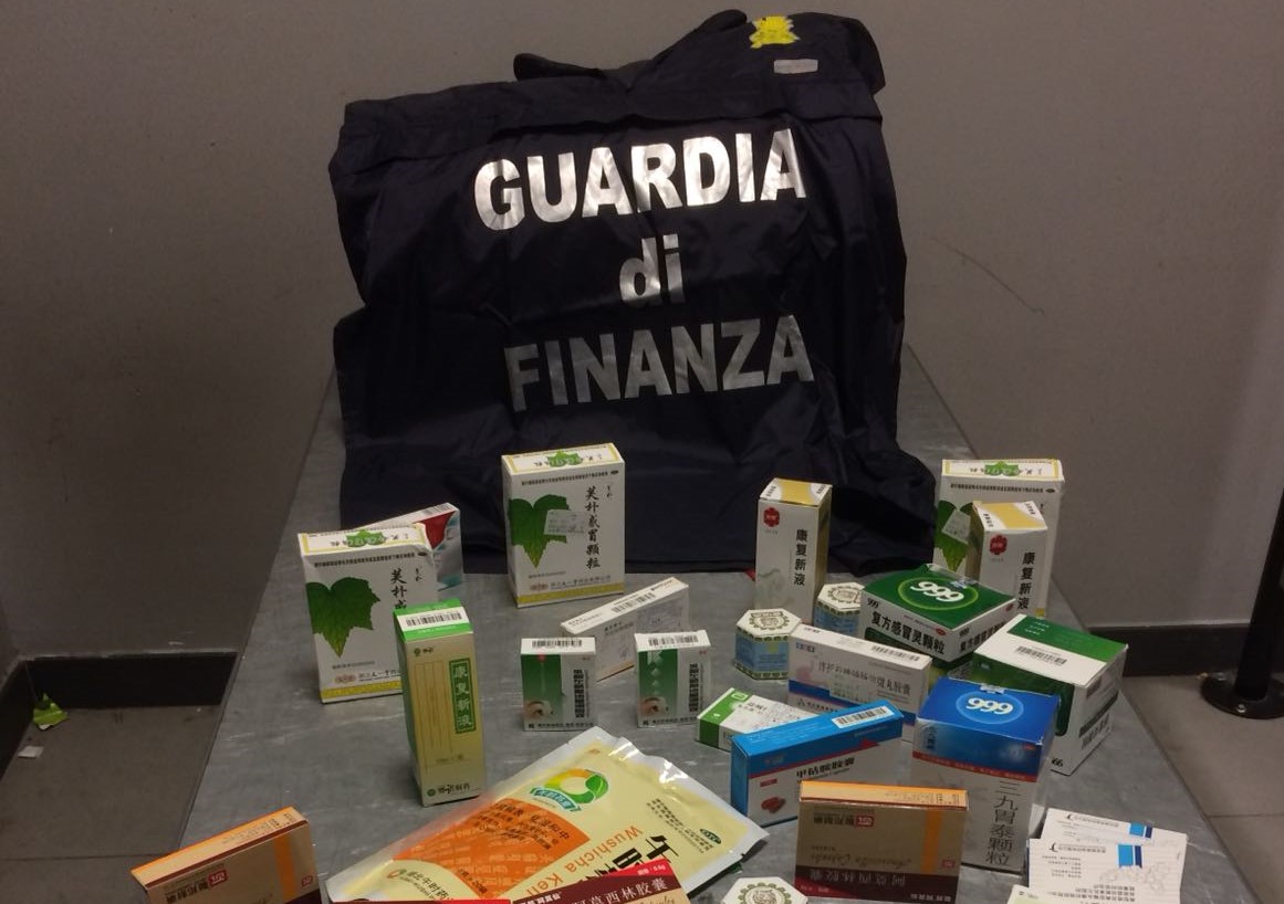 Da Pechino con 500 farmaci illegali