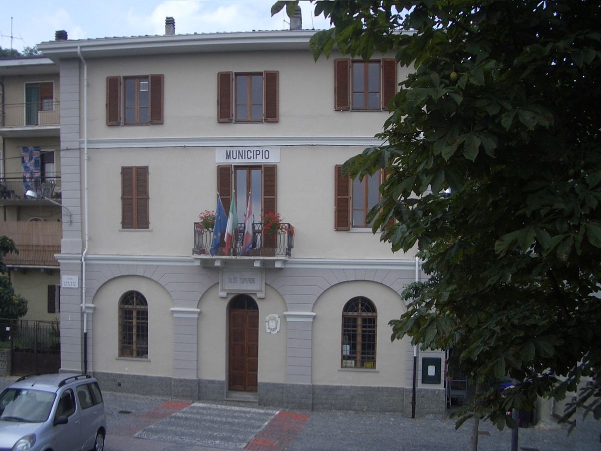 Protesta migranti ribaltano bidoni dell’immondizia davanti al sindaco
