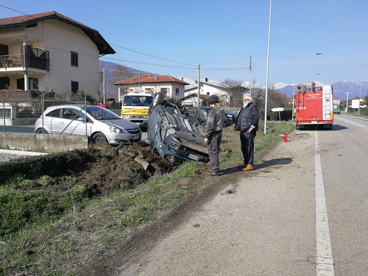 Jeep contro palo illeso